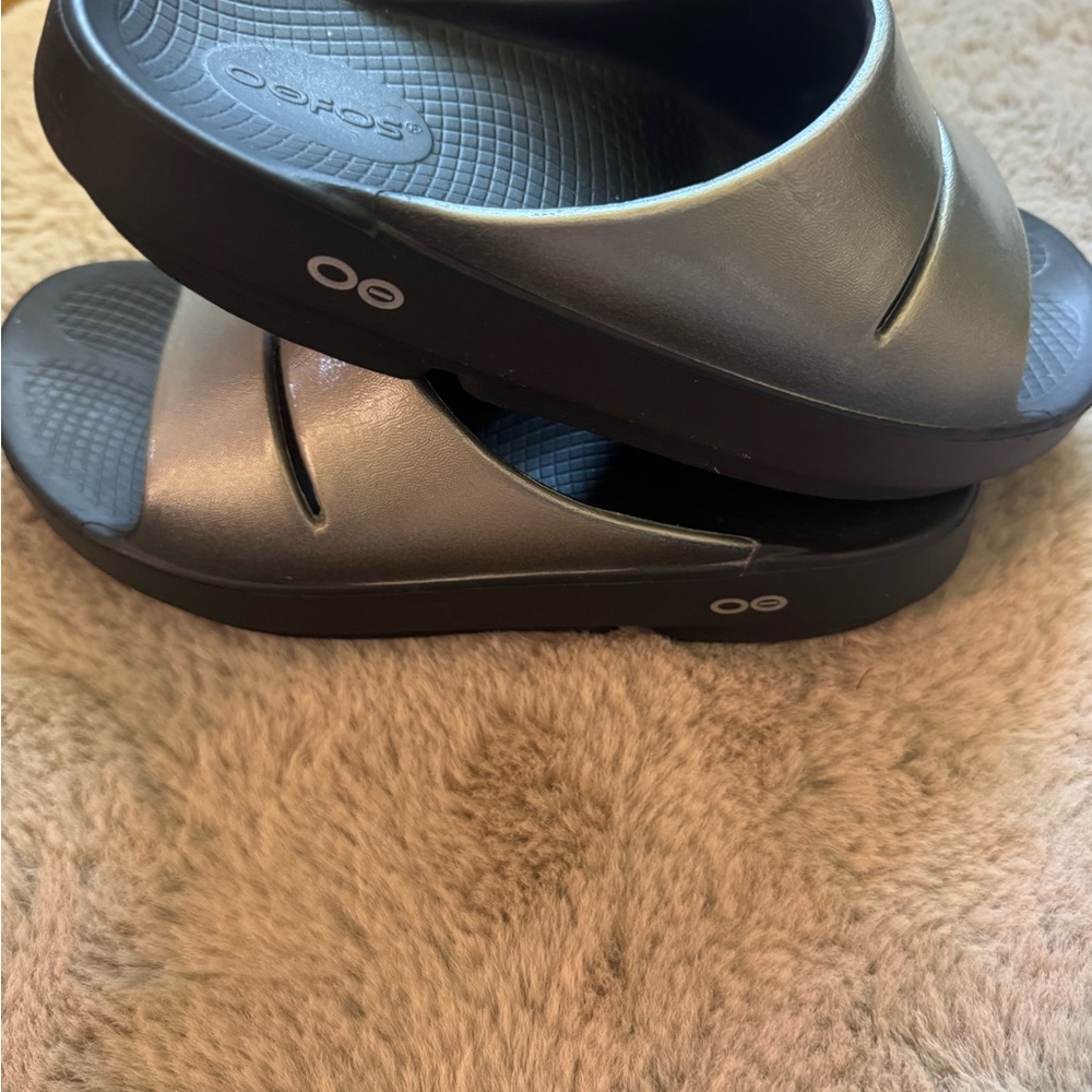 OOFOS Women's Sandals - Metallic Gray